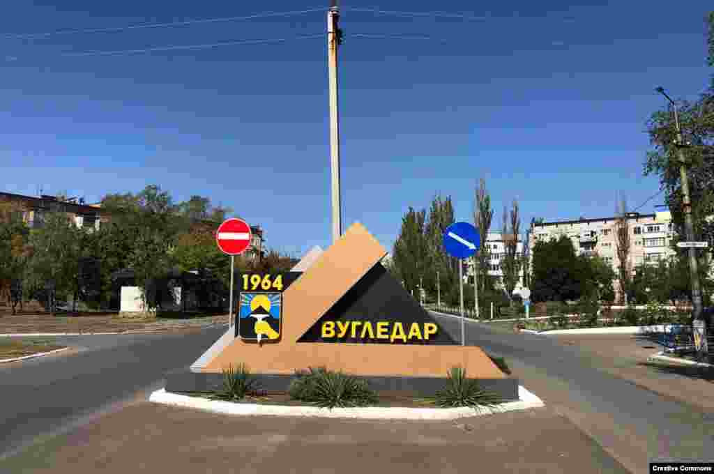 Указатель на въезде в Угледар, другой город в Донецкой области. До вторжения в городке, где добывали уголь, жило около 14 тысяч человек 