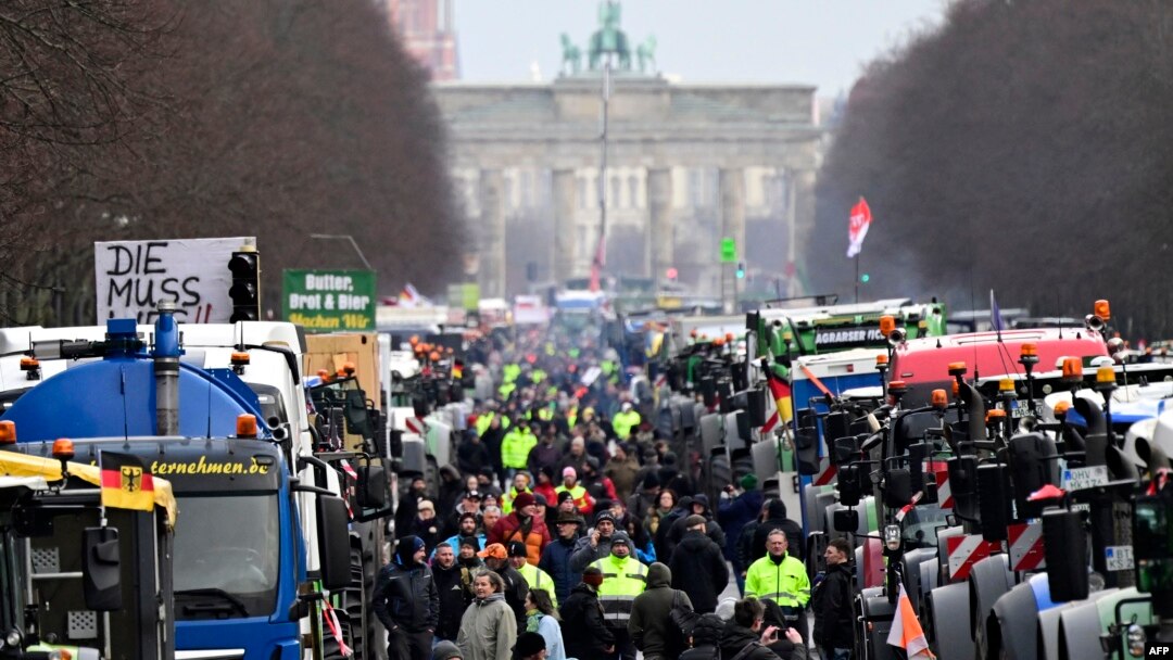 Traktori i kamioni poredani ispred berlinske znamenitosti Brandenburških vrata tokom protesta poljoprivrednika i vozača kamiona, 15. januara 2024. u Berlinu. 