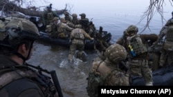 військовослужбовці сідають на катери біля берега Дніпра на Херсонщині, 15 жовтня 2023 року