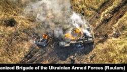 Знищений російський танк біля Вугледару на Донеччині. Світлину оприлюднила 5 листопада пресслужба 72-ї окремої механізованої бригади ЗСУ імені Чорних Запорожців