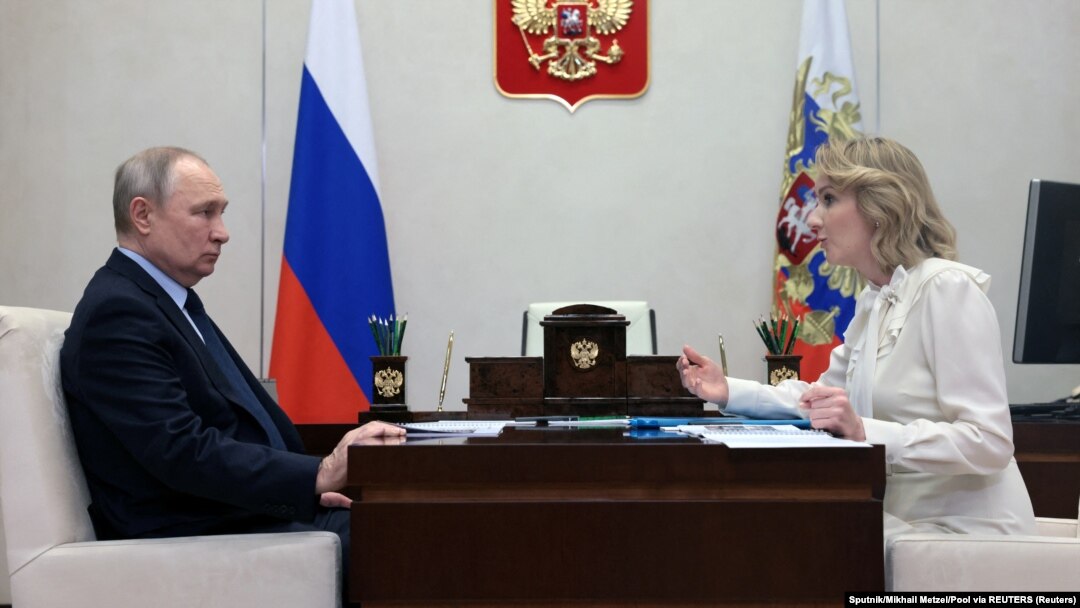 Москва, 16 лютого 2023 року. Російський президент Володимир Путін і уповноважена при президенті Росії з прав дитини Марія Львова-Бєлова. 17 березня 2023 року Міжнародний кримінальний суд (МКС) видав ордер на їх арешт