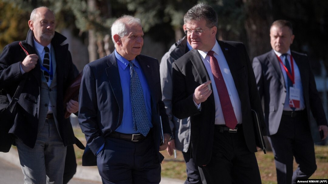 Visoki predstavnik EU-a Josep Borrell (L) i posebni predstavnik EU-a za dijalog Beograda i Prištine Miroslav Lajčak u Ohridu 18. marta 2023.