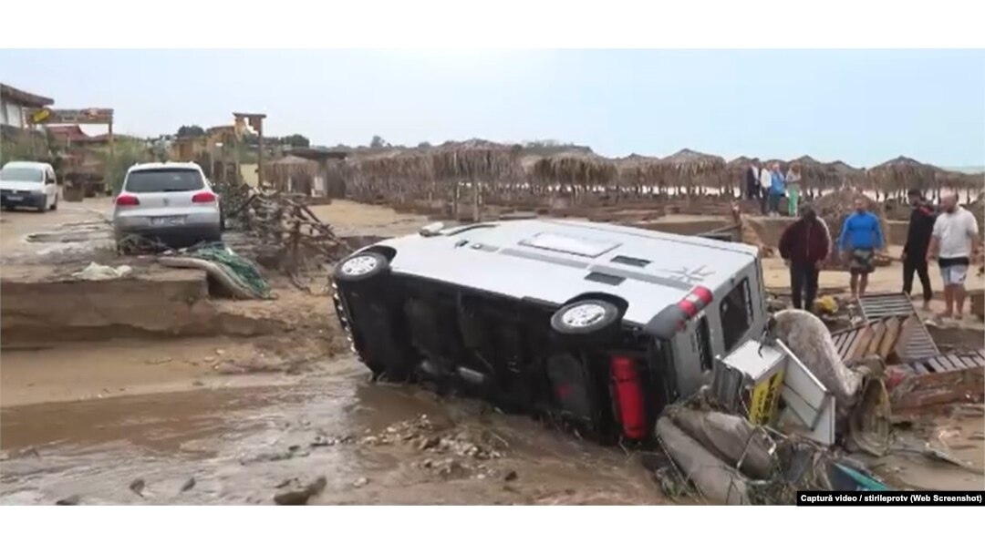 Un canal colector din Vama Veche nu a mai făcut față cantității de apă colectate și a refulat, răsturnând inclusiv o dubă parcată la marginea plajei.
