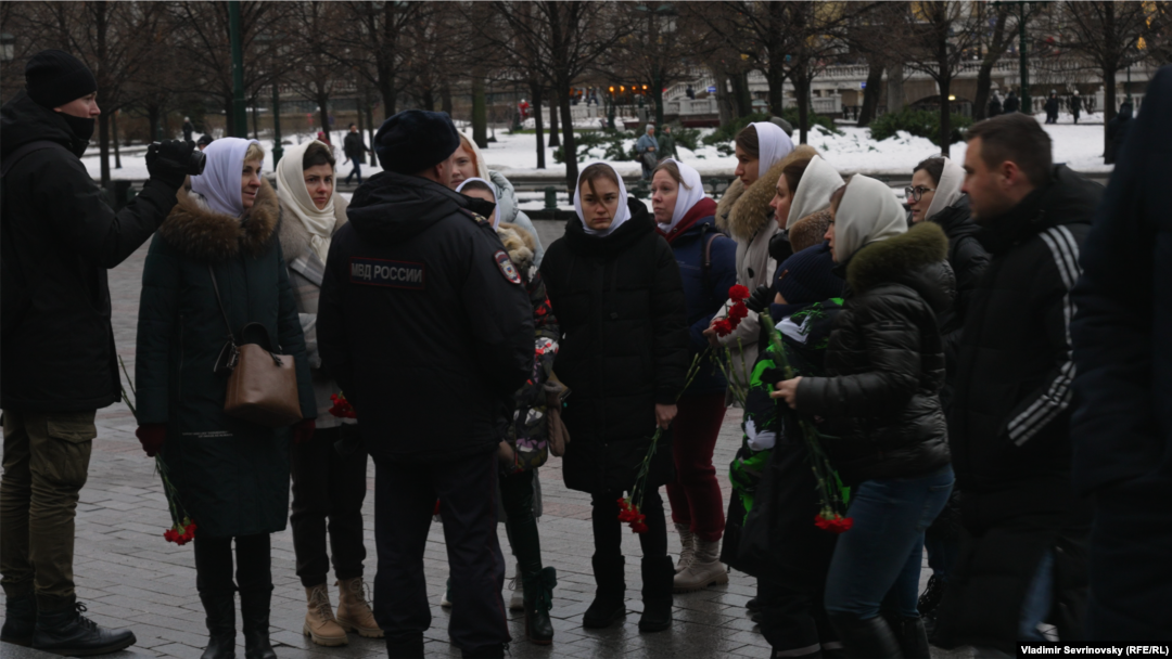 Proteste organizira "Put kući", grupa žena koje su zahtijevale da se njihovi muževi ili sinovi rotiraju s ukrajinskih ratišta ili da budu potpuno demobilizirani. 