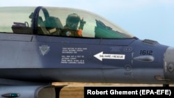 Rumunski pilot aviona F-16 na ceremoniji otvaranja Evropskog centra za obuku na F-16 u vojnoj vazduhoplovnoj bazi na jugoistoku Rumunije, 13. novembar 2023. 