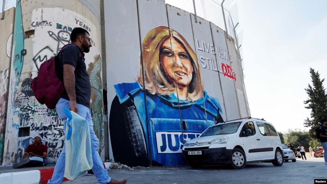 Mural posvećen ubijenoj novinarki Shireen Abu Akleh na Zapadnoj obali, jul 2022. 