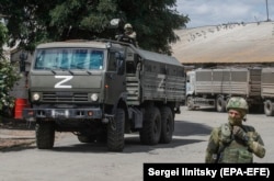 Російські військові на зерносховищі в Мелітополі, Запорізька область, 14 липня 2022 року