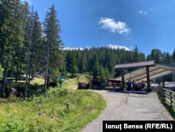 Peisaj de la Cabana Rarău, loc de plecare pentru mai multe trasee montane din zonă.