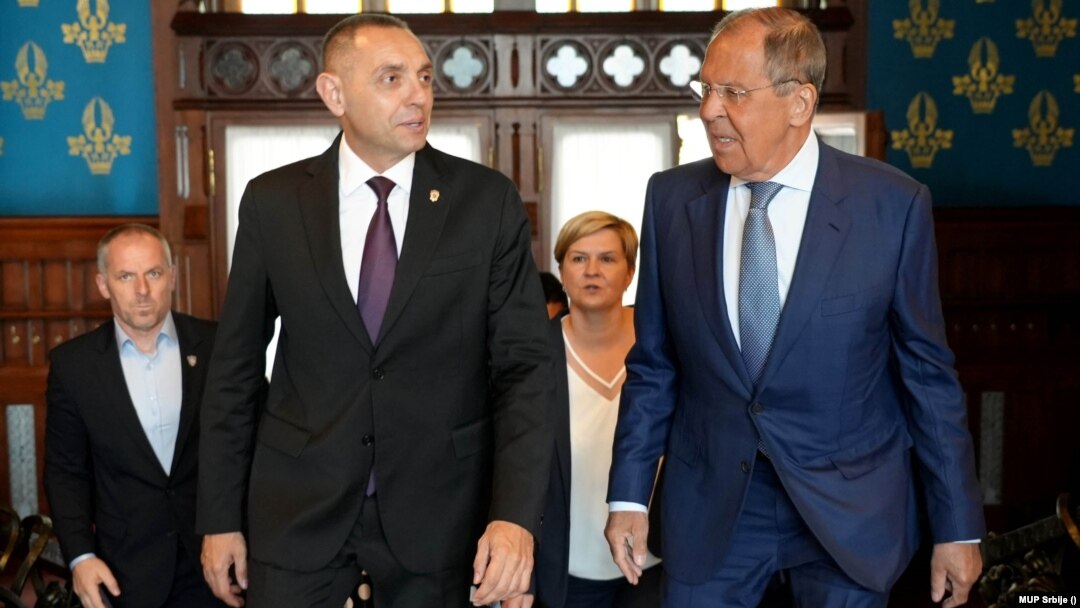 "Evropski parlament je zabrinut zbog imenovanja direktora BIA, koji je poznat po svojoj anti-EU i prokremaljskoj retorici, ističe se u Izveštaju. Na fotografijii šefovi diplomatija Srbije i Rusije, Aleksandar Vulin i Sergej Lavrov u Moskvi u avgustu 2022.