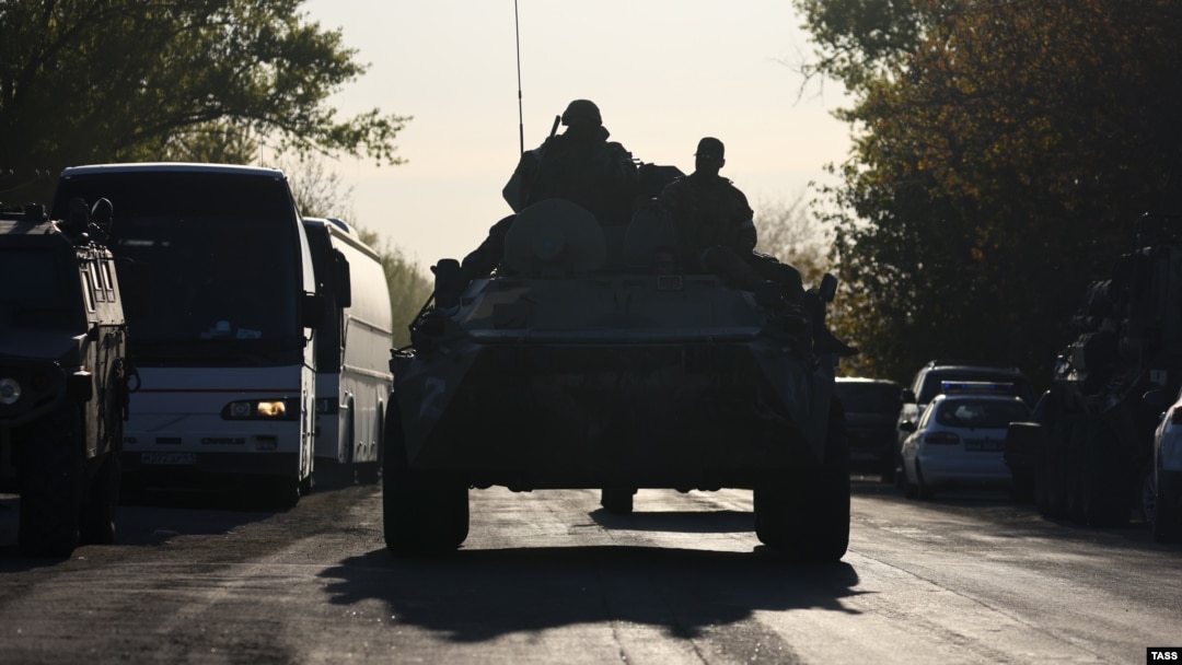 Селище Безіменне на окупованій частині Донецької області 7 травня 2022 року. Російські війська та автобуси з жителями Маріуполя, яких вивозять до ОРДЛА і потім – до Росії