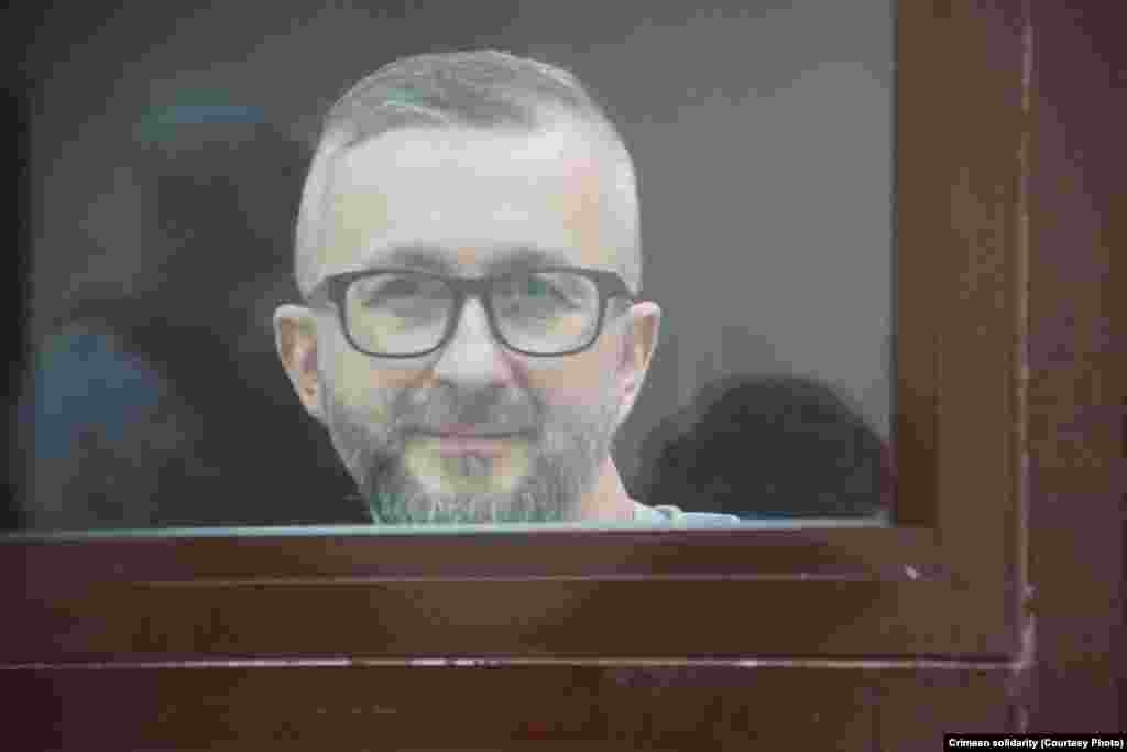 Признанный правозащитниками политзаключенным, первый заместитель главы Меджлиса Нариман Джелял в следственном изоляторе страдает отечностью ступней и варикозным расширением вен, сообщила его жена Левиза Джелялова.