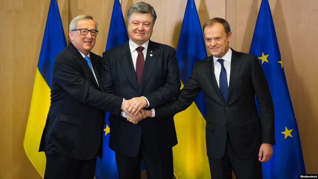 Ілюстраційне фото. Президент України Петро Порошенко (посередині), голова Єврокомісії Жан-Клод Юнкер (ліворуч) та голова Європейської ради Дональд Туск. Брюссель, 17 березня 2016 року