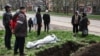 Мариуполдогу тозок: туш келди көмүлгөн маркумдар