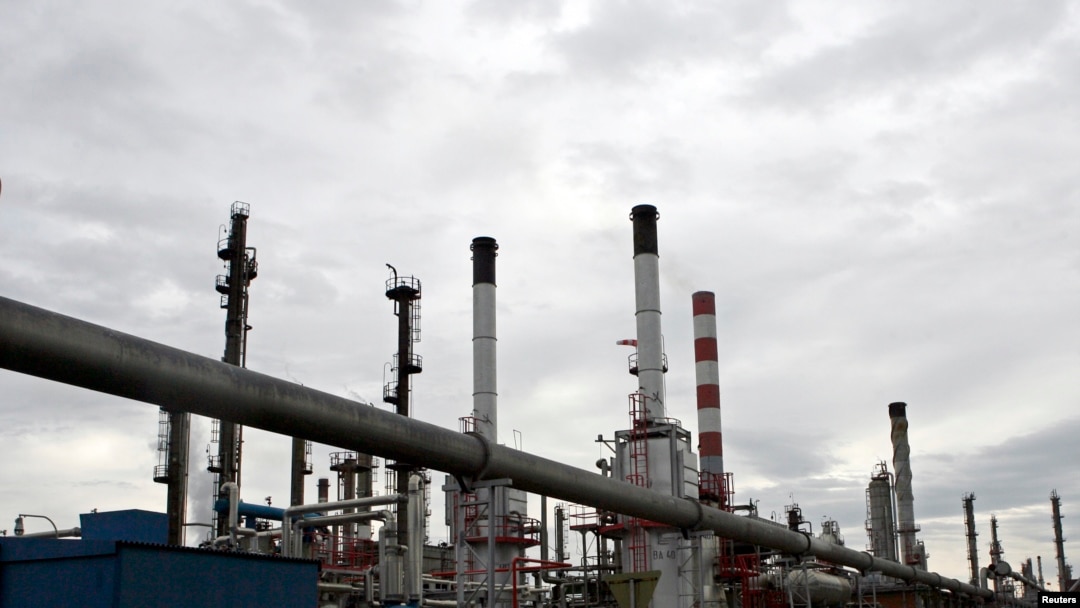 Tona "brent" nafte na svetskim berzama trenutno je oko 97,5 dolara. Posle invazije Rusije na Ukrajinu i pojave energetske krize u Evropi Srbija je ograničila cene benzina i evrodizela.