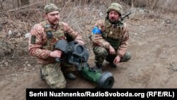 Українські військовослужбовці з ракетним комплексом «Джавелін» на передовій. Київська область, 13 березня 2022 року