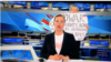 Marina Ovsjanikova u kadru iza voditeljice u informativnom programu Vrijeme na Prvom kanalu