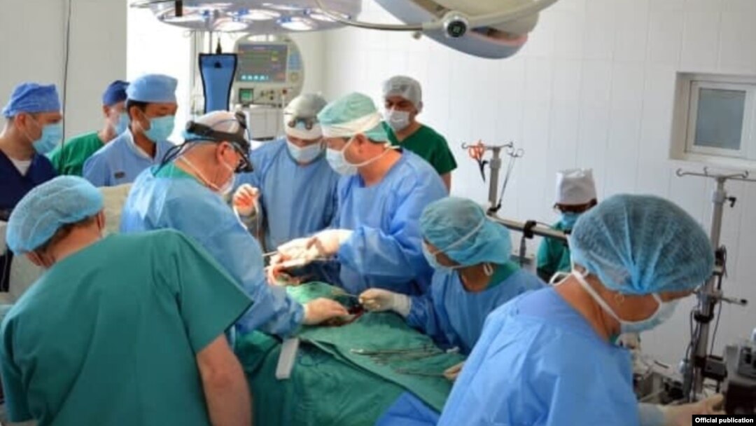 Tratamentul de înaltă calitate, prețurile mai mici și comunicarea ușoară i-au atras pe turiștii medicali tadjici în Uzbekistan. 