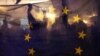 Ljudi drže veliku zastavu EU tokom mitinga podrške članstvu Poljske u Evropskoj uniji nakon što je Ustavni sud zemlje donio odluku o primatu ustava nad zakonima EU, potkopavajući ključno načelo evropskih integracija, u Lublinu, Poljska, 10. oktobra, 2021.