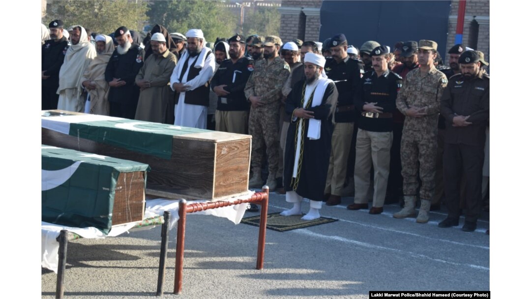 د ډېسېمبر پر ۱۸مه جنازې ته د پولیسو او پوځ یوشمېر لوړپوړي چارواکي ورغلي ول.