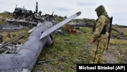 Український військовий на острові Зміїний біля знищеного російського гелікоптера, 18 грудня 2022 року, ілюстративне фото