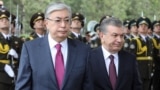 Өзбекстан президенті Шавкат Мирзияев (оң жақта) ресми сапармен келген Қазақстан президенті Қасым-Жомарт Тоқаевты қарсы алып тұр. Ташкент, 2019 жылдың сәуір айы.