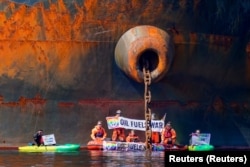 Активісти Greenpeace пливуть поруч із російським нафтовим танкером "Усть Луг" під час акції проти купівлі доставки російської нафти як економічного джерела ведення війни проти України. 25 квітня 2022 року
