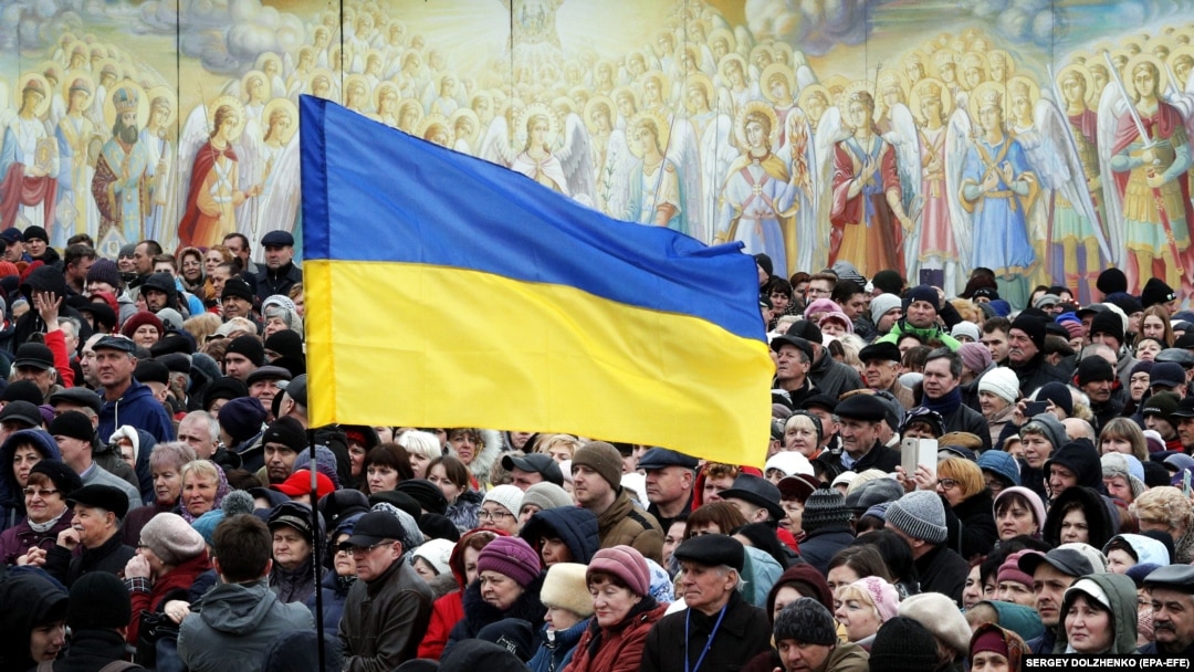 Люди на площі біля Михайлівського Золотоверхого монастиря, що належить Православній церкві України (ПЦУ). Київ, 17 березня 2019 року