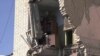 Autoritățile ucrainene transmit că 518 unități de învățământ din Ucraina au fost afectate de bombardamente. 72 dintre ele au devenit ruine. Captură video Reuters, Harkov, 16 martie. 