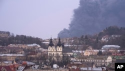 Пообіді в суботу стало відомо, що місто зазнало обстрілу. Було чутно вибухи, а в небі над містом піднявся густий чорний дим