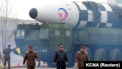 U septembru je severnokorejski lider Kim Džong-un izjavio da je Pjongjang "nepovratna" nuklearna sila i revidirao zakone, dozvoljavajući preventivno korišćenje nuklearnog oružja