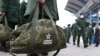 "Их повезут обратно без суда и лечения". Российских военнослужащих-"отказников" держат в лагерях, "похожих на зону"