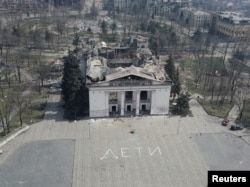 Маріупольський драмтеатр, по якому РФ 16 березня 2022 року завдала авіаудару. Скріншот відео з дрону, знятого 10 квітня того ж року