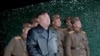 Lider Severne Koreje Kim Džong Un sa pripadnicima vojske u Severnoj Koreji. Ilustativna fotografija