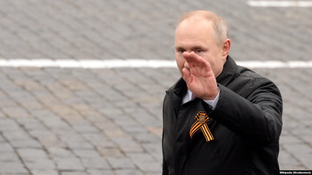 Prezident Vladimir Putin yaxasında "Georgi lenti" ilə 9 May paradında.
