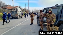Pripadnici KFOR-a na severu Kosova u blizini barikada i mesta protesta.
