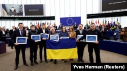 Президент України Володимир Зеленський виступає через відеозв’язок у Європарламенті під час нагородження премією Сахарова «сміливого народу України». Страсбург, Франція, 14 грудня 2022 року 