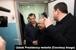 Президент Узбекистана Шавкат Мирзияев пришел домой к жителю Ташкента, чтобы проверить отопление.