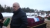 Evgheni Prigojin la înmormântarea unuia dintre mercenarii săi - fostul deținut Dmitri Menșikov, care a murit luptând în Ucraina - la un cimitir din afara Sankt Petersburgului, pe 24 decembrie 2022.
