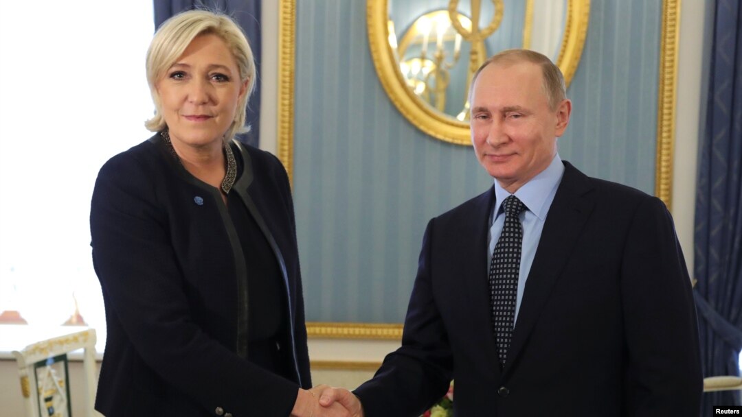 Ruski predsjednik Vladimir Putin se rukuje sa Marine Le Pen, predsjedničkom kandidatkinjom ispred Francuskog nacionalnog fronta, Moskva, mart 2017. 