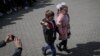Діти біля школи №1 у Волновасі, квітень 2022 року. Місто підконтрольне російським військам та угрупованню «ДНР». За заявами окупаційної адміністрації, житловий фонд міста зруйнований на 85%