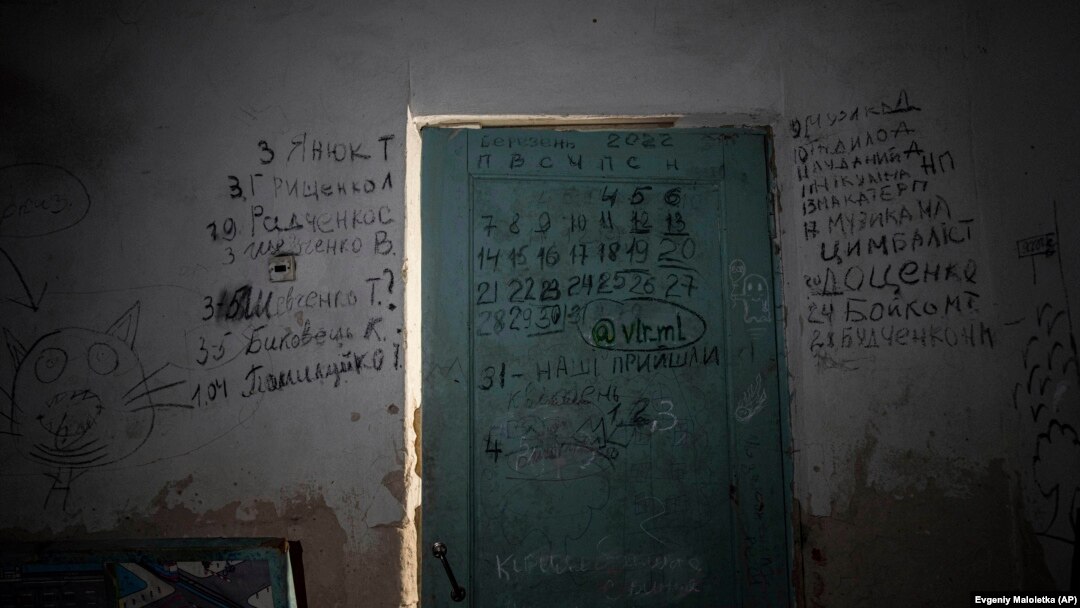 Написи на стінах та дверях в підвалі школи в Ягідному, поблизу Чернігова, зроблені місцевими жителями під час окупації. Зокрема, написані імена людей, які загинули під час російської окупації їхнього села. Ягідне, 12 квітня 2022 року