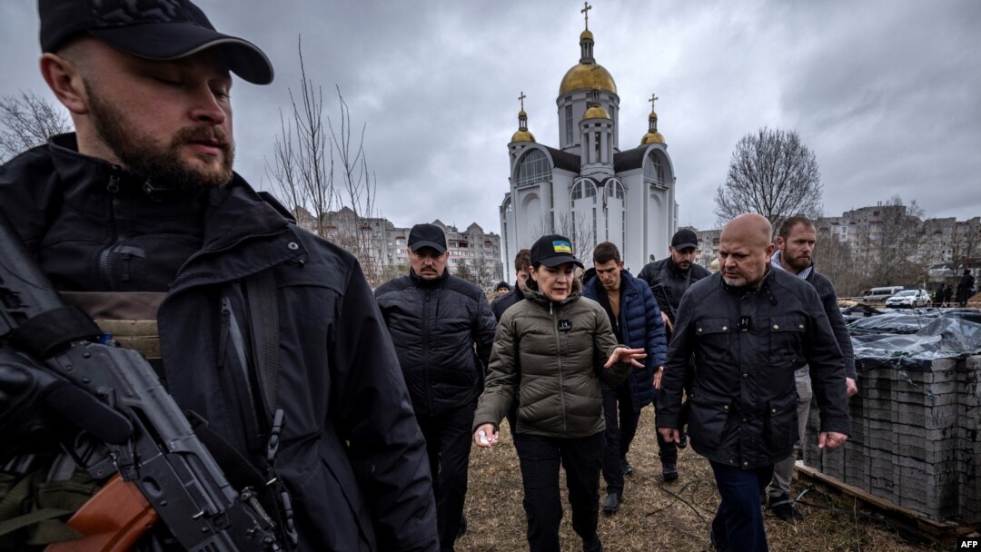 Генеральний прокурор України Ірина Венедіктова(посередині) та прокурор Міжнародного кримінального суду (МКС) Карім Хан відвідали місце братської могили в місті Буча під Києвом, 13 квітня 2022 року