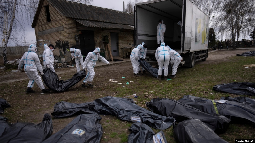 Під час ексгумації загиблих цивільних людей внаслідок російської окупації. Місто Буча на Київщині, 12 квітня 2022 року