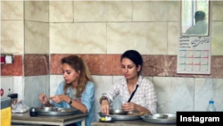 دنیا راد (سمت راست) در یک رستوران تهران در حال خوردن صبحانه