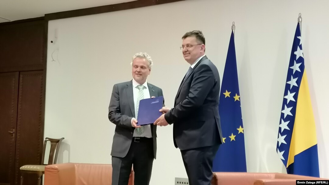 Šef Delegacije EU u BiH Johann Sattler predaje izvještaj EK predsjedavajućem Vijeća ministara Bosne i Hercegovine Zoranu Tegeltiji