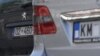 Automobil sa RKS, a drugi sa KM registarskom oznakom, Severna Mitrovica, oktobar 2022.