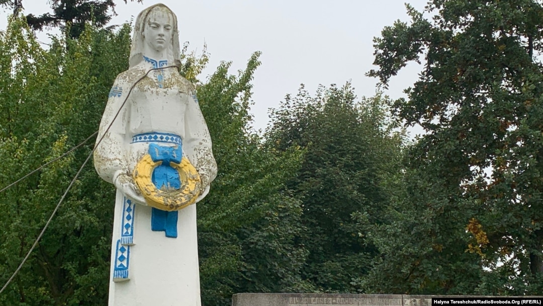 Жителі перефарбували радянські пам'ятники в синьо-жовті кольори
