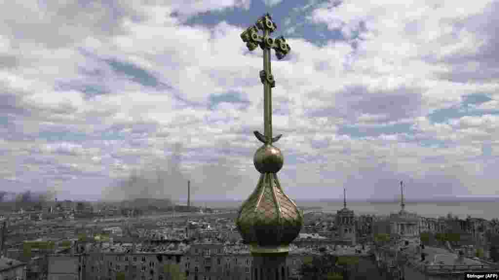 Видно хрест церкви на тлі триваючого російського обстрілу металургійного заводу «Азовсталь», 10 травня