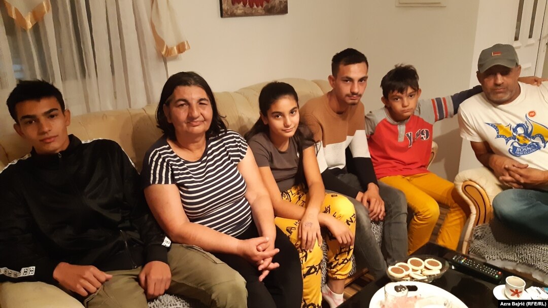 Sakiba Salčinović (druga slijeva), njen suprug Hamid (prvi zdesna) i njihova djeca (slijeva nadesno) Amir, Rabija, Halid i Elvir (Cazin, 14. oktobar 2021.)