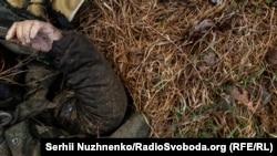 За оцінками НАТО, за місяць військових дій могли бути вбиті від 7 до 15 тисяч російських військових, писало видання Time ще 24 березня. На фото: Тіло російського військового на вулиці звільненого села Нова Басань у Чернігівській області, 1 квітня 2022 року